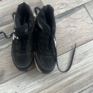 Youth baseball cleats